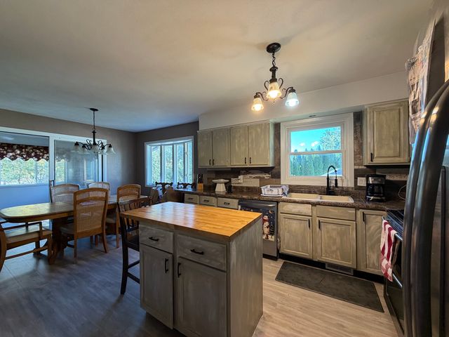 2041 Winchester Drive, Freeport, IL 61032