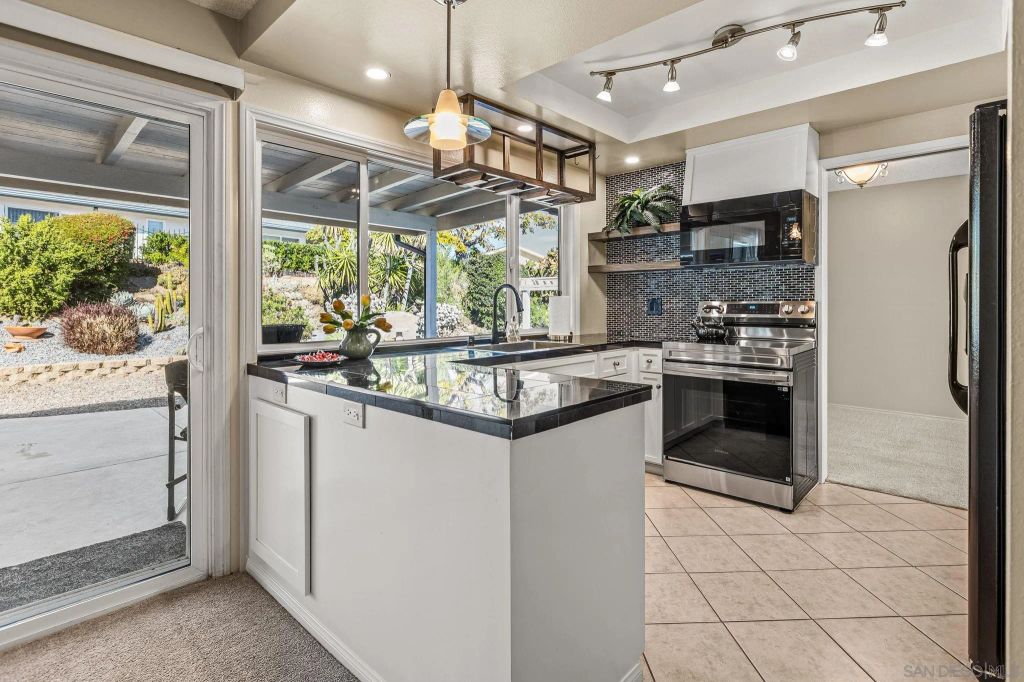 16598 Casero Rd, San Diego, CA 92128