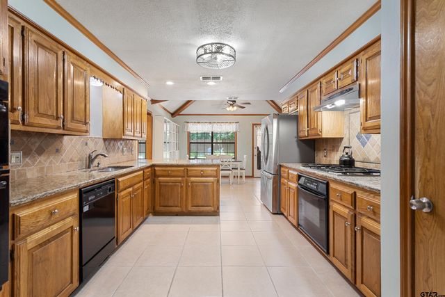 353 Royal Cir, Whitehouse, TX 75791