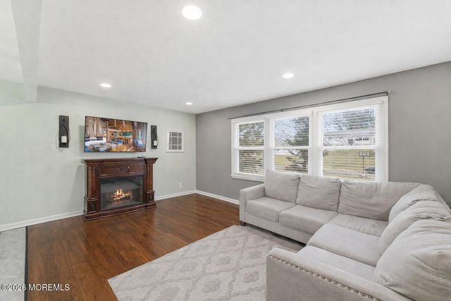 14 Juniper Avenue, Manalapan, NJ 07726