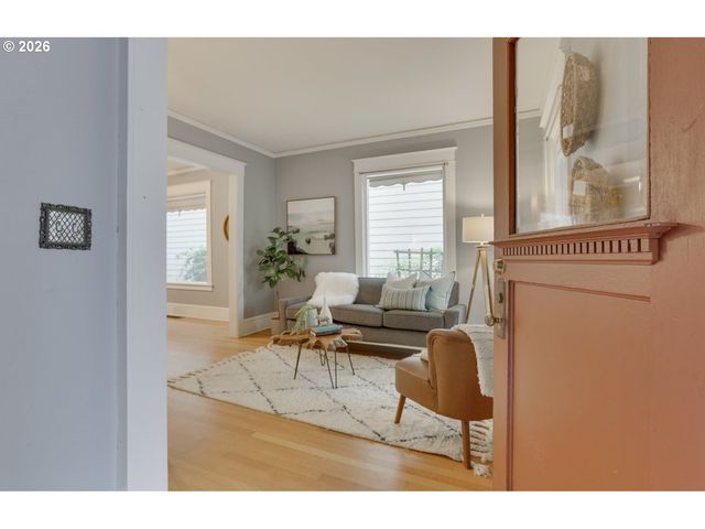 5824 N SYRACUSE St, Portland, OR 97203