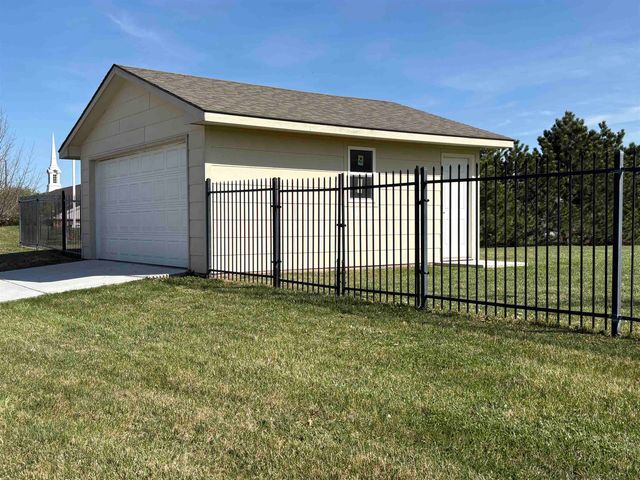 1625 E Woodbrook Ln, Derby, KS 67037