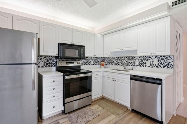 10110 Cedar Point Boulevard 206, Boynton Beach, FL 33437