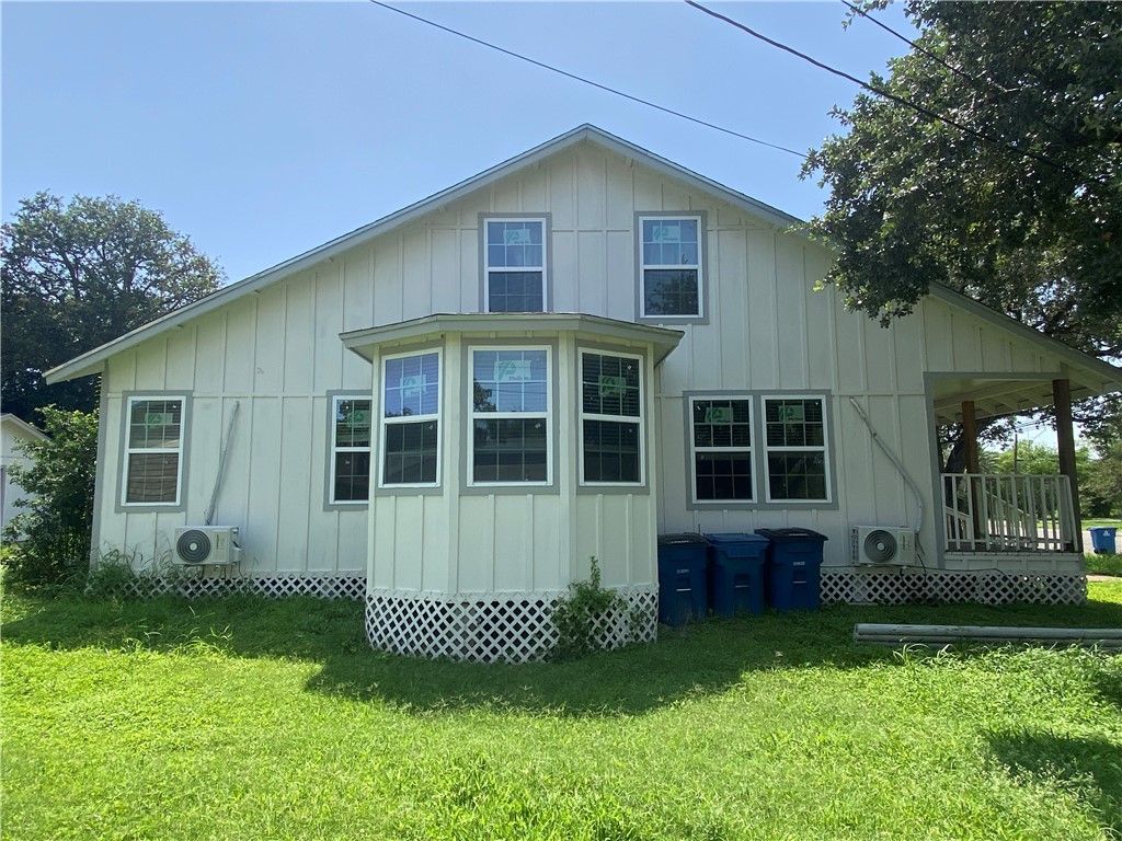 625 W Market St, Sinton, TX 78387 — photo 2
