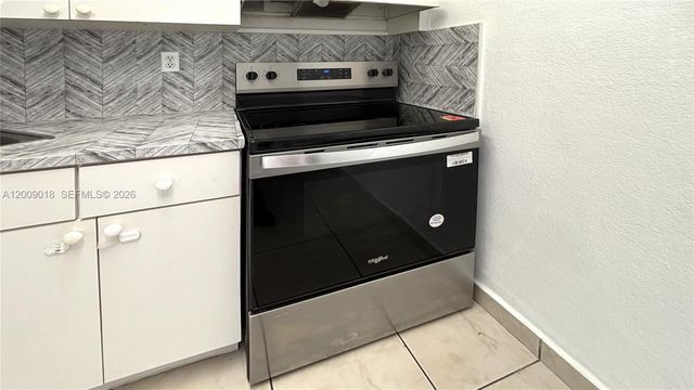 666 W 81st St 304, Hialeah, FL 33014