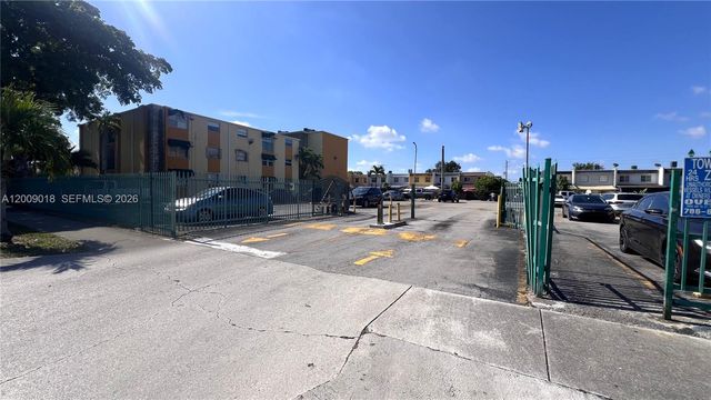 666 W 81st St 304, Hialeah, FL 33014