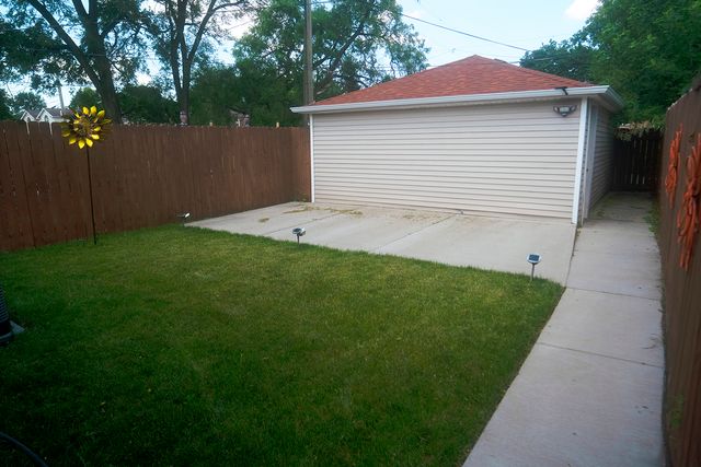 9020 S Wallace Street, Chicago, IL 60620