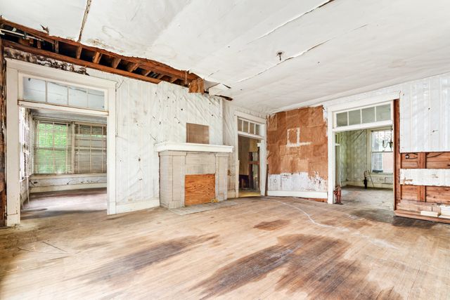 946 S Church Street, Paris, TX 75460