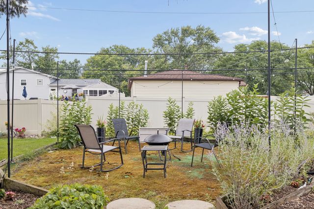 5700 Victoria Drive, Oak Forest, IL 60452