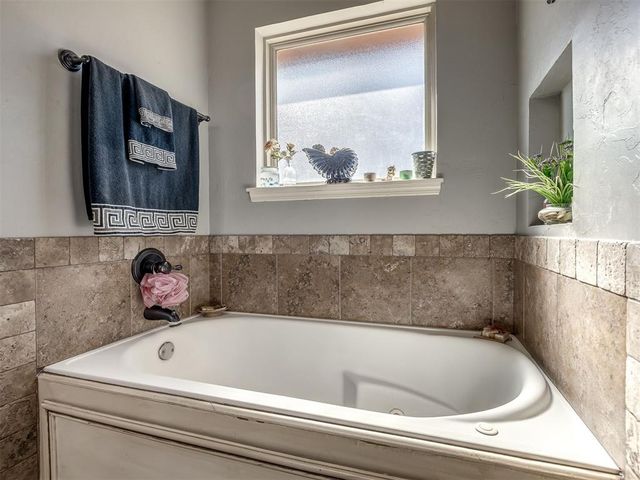 875 Cottonwood Court, Guthrie, OK 73044