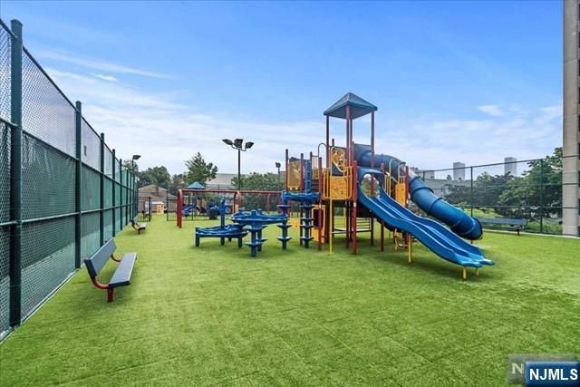 555 North Avenue 22R, Fort Lee, NJ 07024
