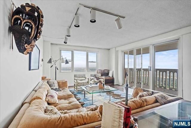 555 North Avenue 22R, Fort Lee, NJ 07024