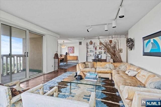 555 North Avenue 22R, Fort Lee, NJ 07024