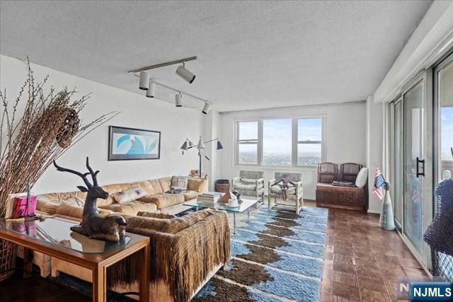 555 North Avenue 22R, Fort Lee, NJ 07024