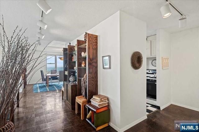 555 North Avenue 22R, Fort Lee, NJ 07024