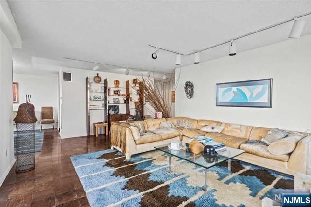555 North Avenue 22R, Fort Lee, NJ 07024