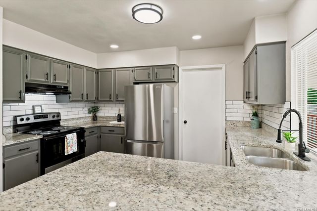 6835 TWIN LAKE DR, San Antonio, TX 78244