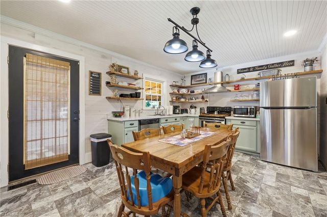433 Belvue Drive, Mount Airy, NC 27030