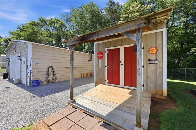 433 Belvue Drive, Mount Airy, NC 27030