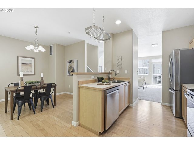 15430 Sw SPARROW Loop 105, Beaverton, OR 97007