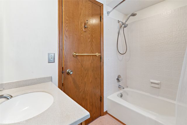 4325 98th Street, Urbandale, IA 50322