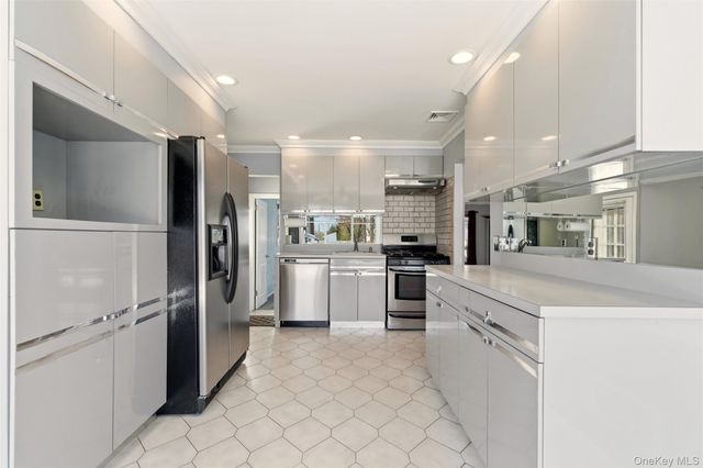 25 Rogers Lane, Smithtown, NY 11787