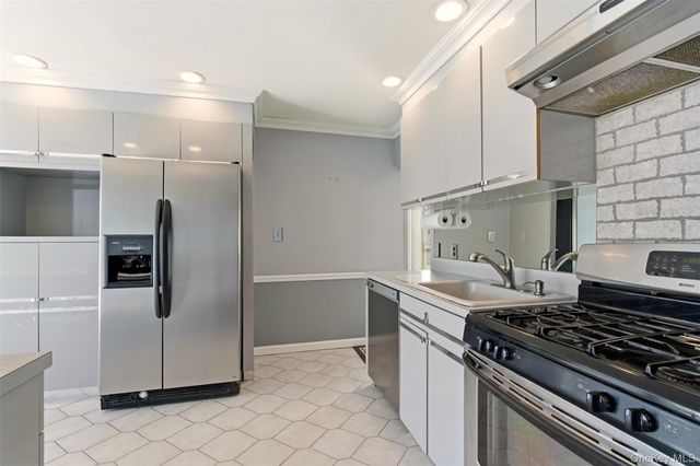 25 Rogers Lane, Smithtown, NY 11787