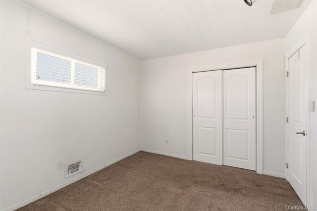 25 Rogers Lane, Smithtown, NY 11787