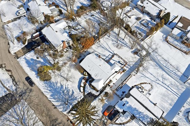 25 Rogers Lane, Smithtown, NY 11787