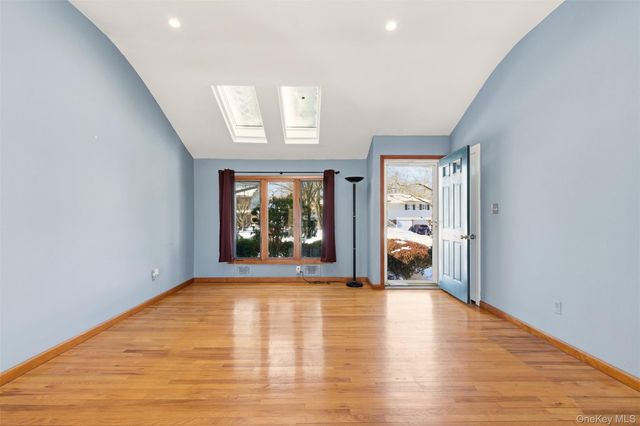 25 Rogers Lane, Smithtown, NY 11787