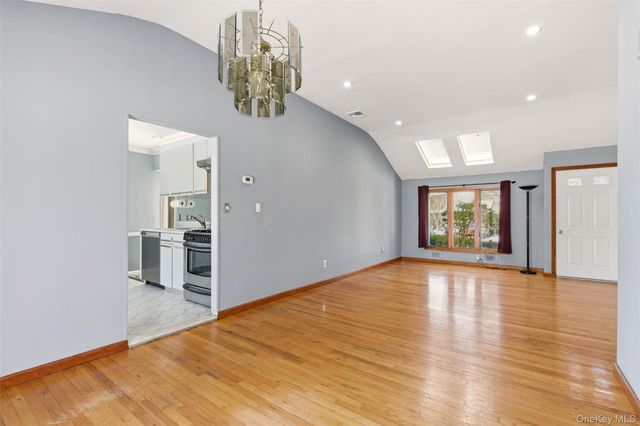 25 Rogers Lane, Smithtown, NY 11787