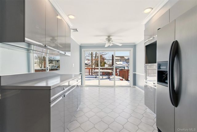 25 Rogers Lane, Smithtown, NY 11787