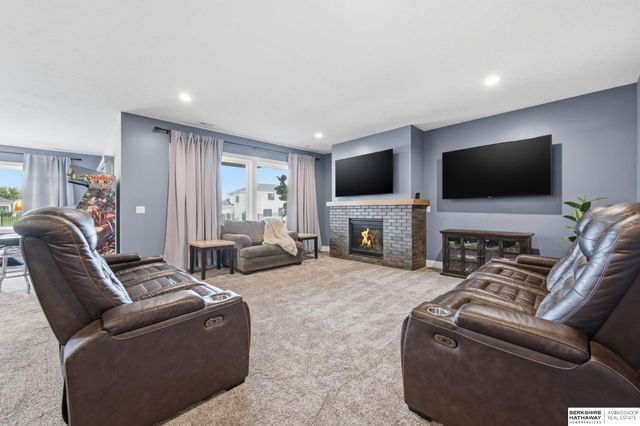 20612 Ellison Avenue, Elkhorn, NE 68022