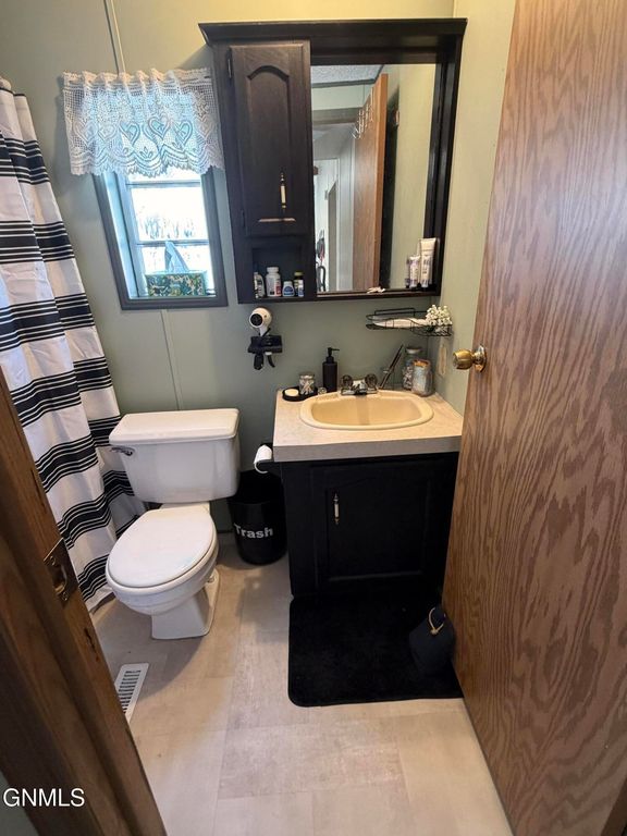 210 Holiday Park, Jamestown, ND 58401 photo 11