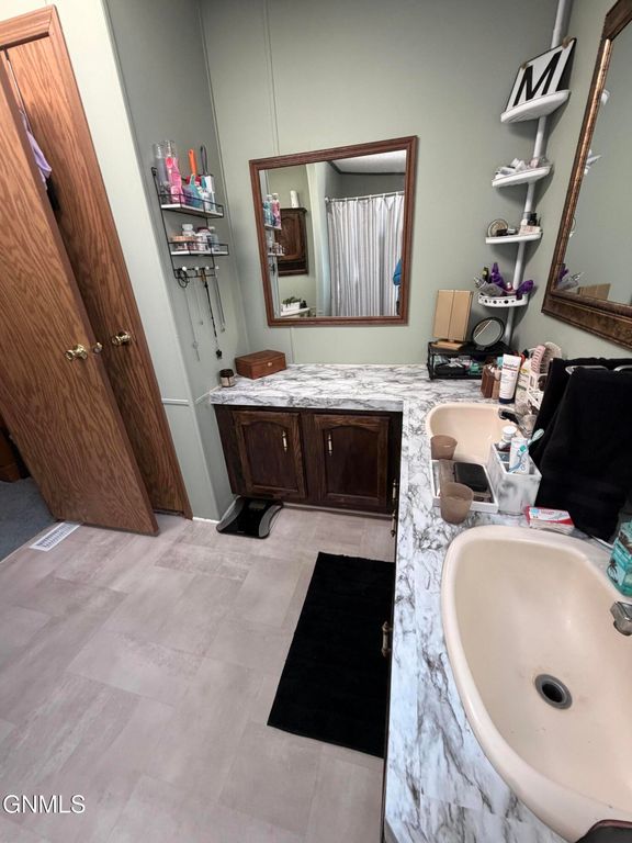 210 Holiday Park, Jamestown, ND 58401 photo 17