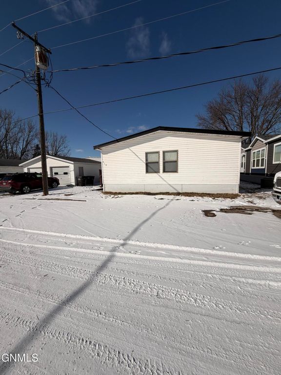 210 Holiday Park, Jamestown, ND 58401 photo 2