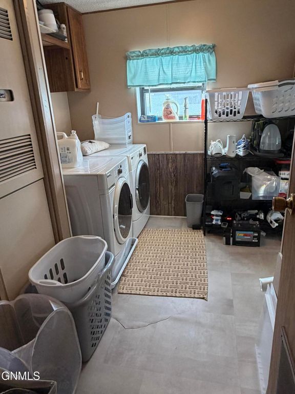 210 Holiday Park, Jamestown, ND 58401 photo 9