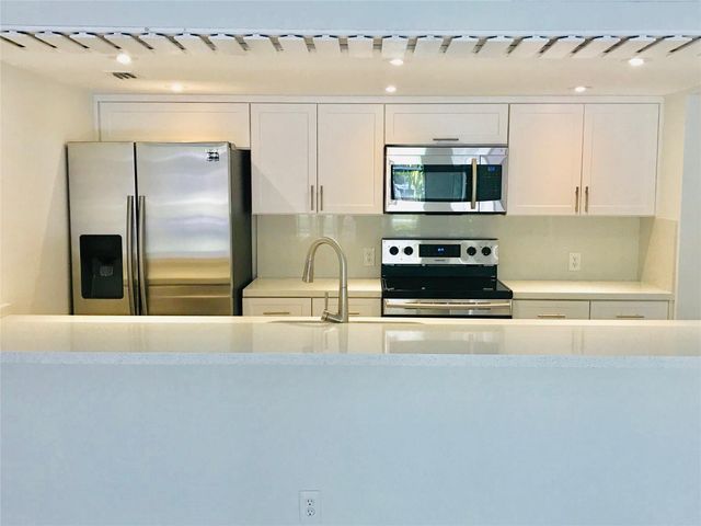 1640 W Golfview Dr, Pembroke Pines, FL 33026