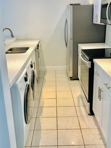 1640 W Golfview Dr, Pembroke Pines, FL 33026