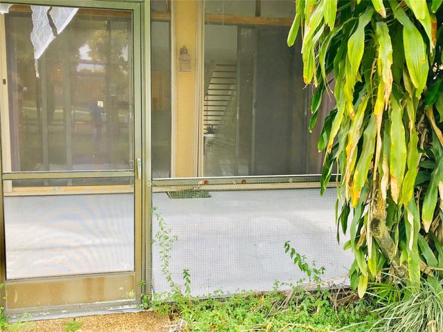 1640 W Golfview Dr, Pembroke Pines, FL 33026