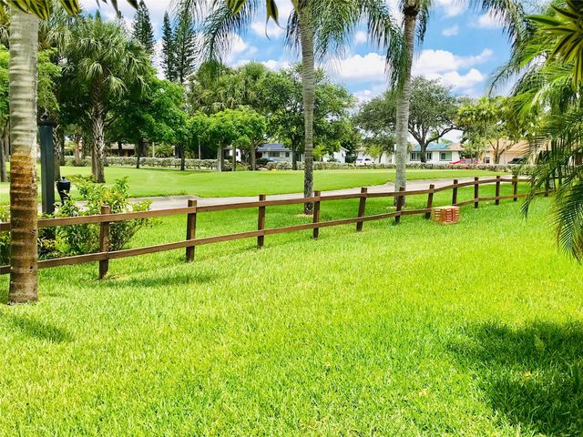 1640 W Golfview Dr, Pembroke Pines, FL 33026