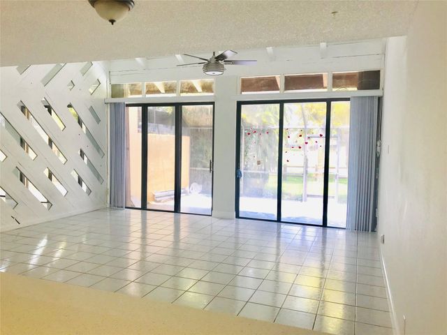 1640 W Golfview Dr, Pembroke Pines, FL 33026