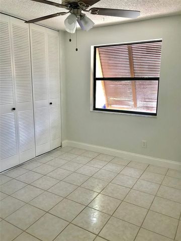 1640 W Golfview Dr, Pembroke Pines, FL 33026