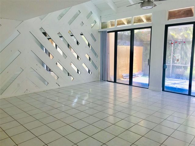 1640 W Golfview Dr, Pembroke Pines, FL 33026