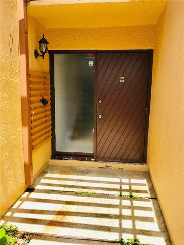 1640 W Golfview Dr, Pembroke Pines, FL 33026