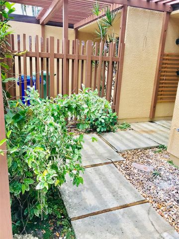 1640 W Golfview Dr, Pembroke Pines, FL 33026