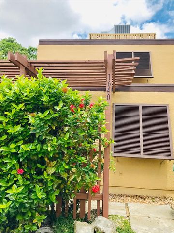 1640 W Golfview Dr, Pembroke Pines, FL 33026