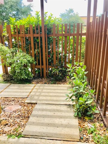 1640 W Golfview Dr, Pembroke Pines, FL 33026