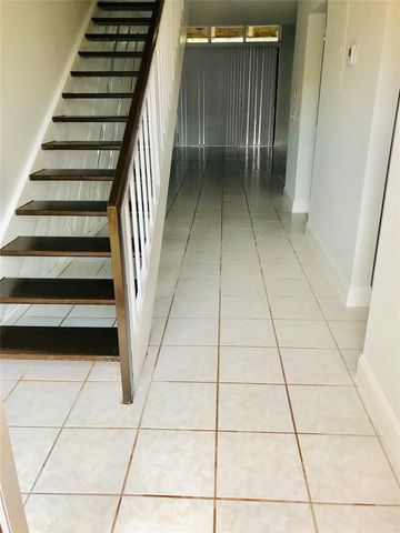 1640 W Golfview Dr, Pembroke Pines, FL 33026