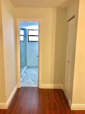 1640 W Golfview Dr, Pembroke Pines, FL 33026